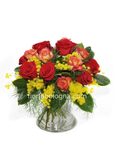 Bouquet di rose miste con mimosa