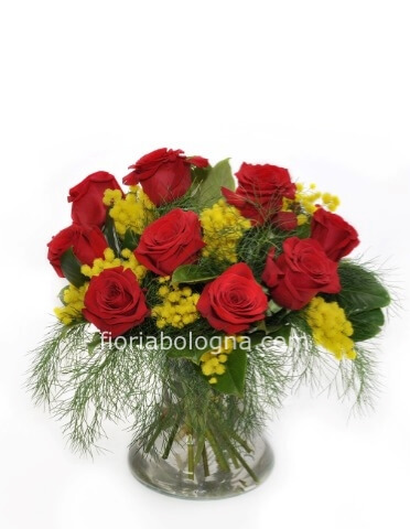 bouquet di roselline rosse con mimosa