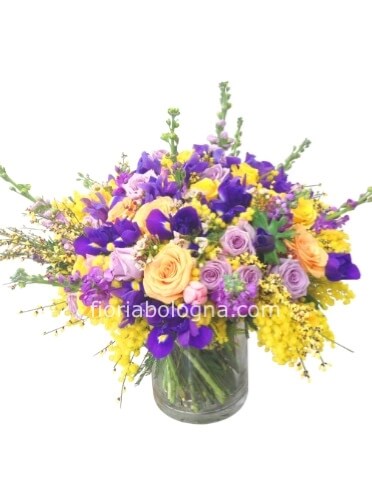 Bouquet di fiori assortiti con mimosa