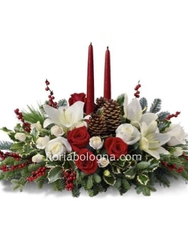 Composizione natalizia bianco e rosso con fiori freschi e rami di abete, 2 candele