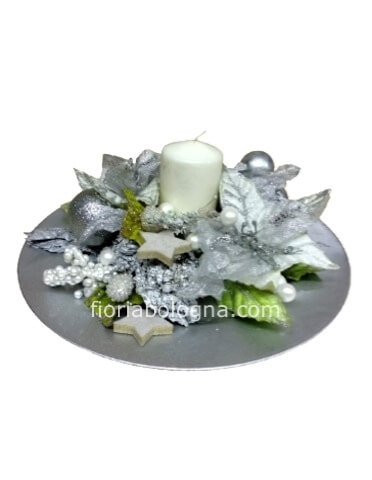 Centrotavola natalizio argentato in piatto con candela 