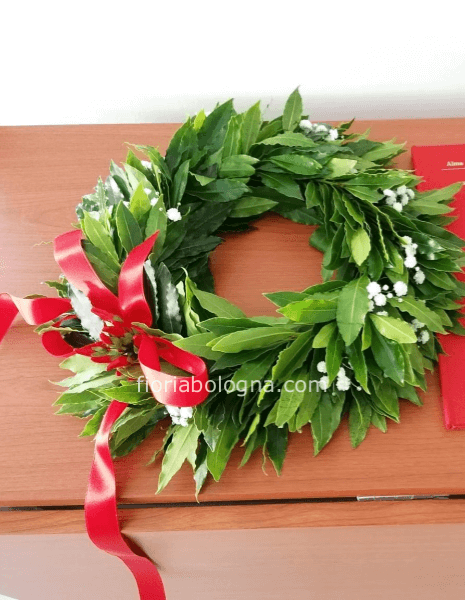 Coroncina con fiori bianchi